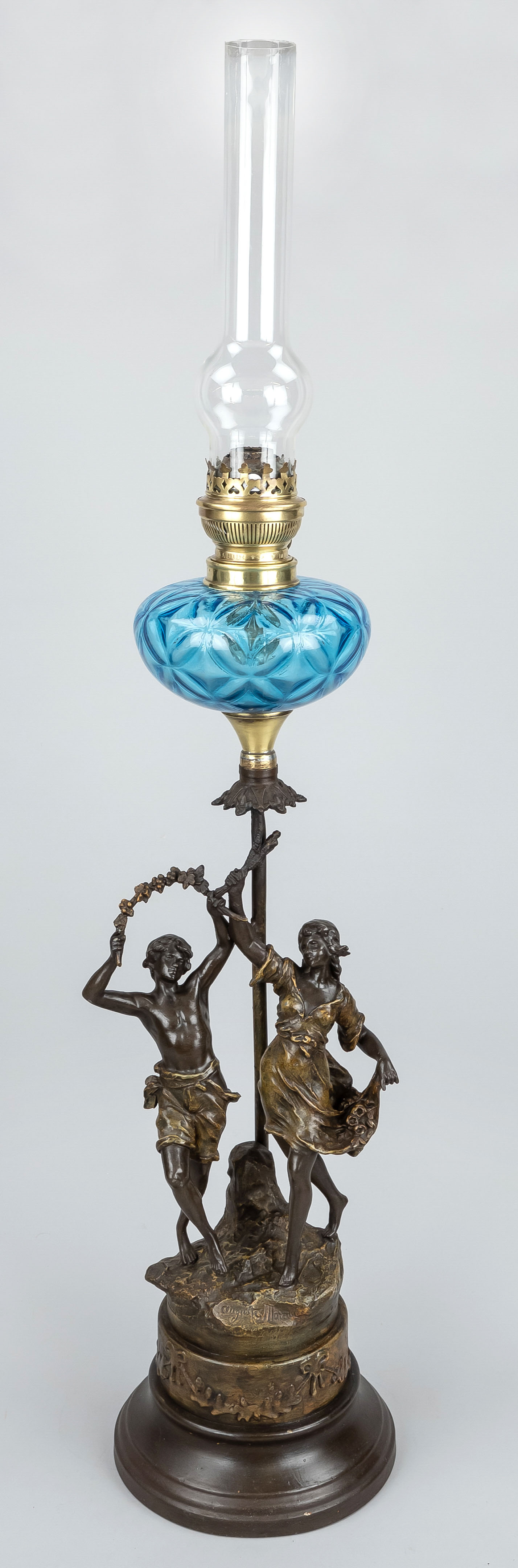 Figural kerosene lamp, Frankrteich, 19th/20th c., signed/inscribed ''Auguste Moreau'' on the base.