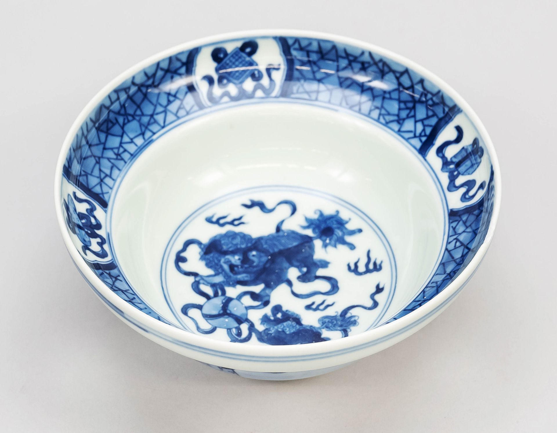 Lion bowl, probably Qing dynasty(1644-1911) Yongzheng period(1723-1735), blue and white porcelain