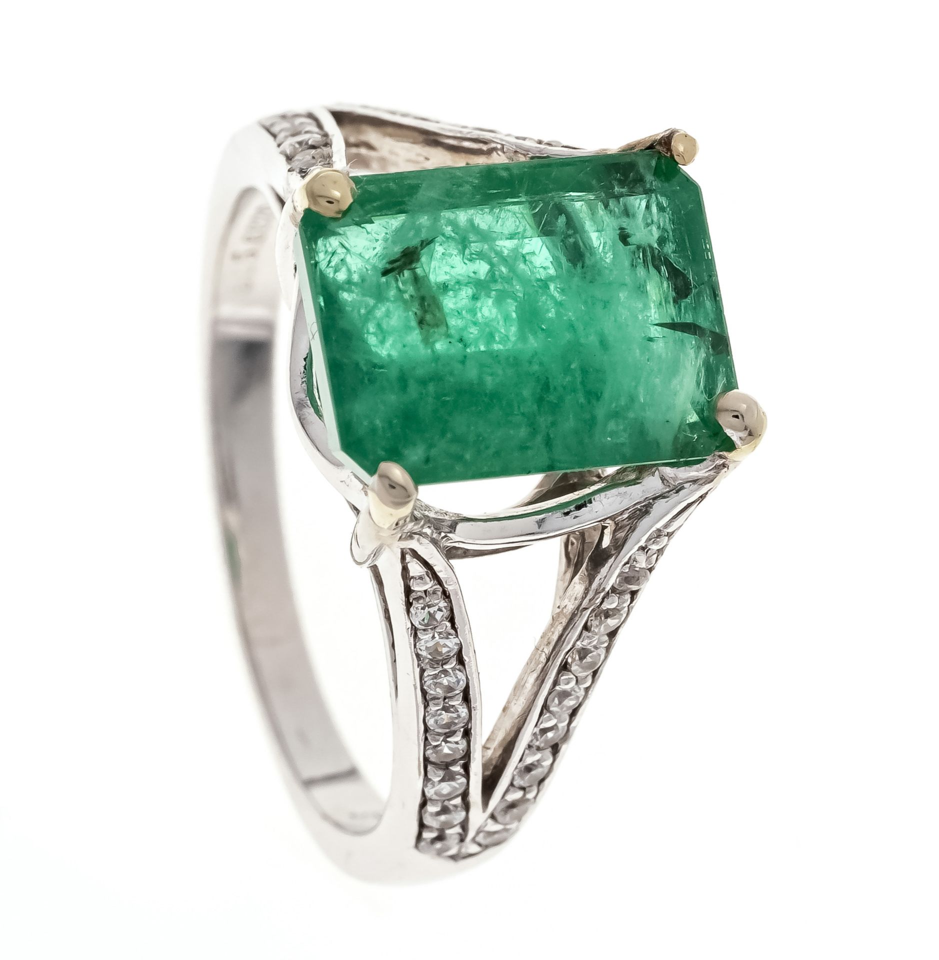 Emerald diamond ring WG 585/000 with one emerald cut faceted emerald 3,80 ct green, translucent,11,
