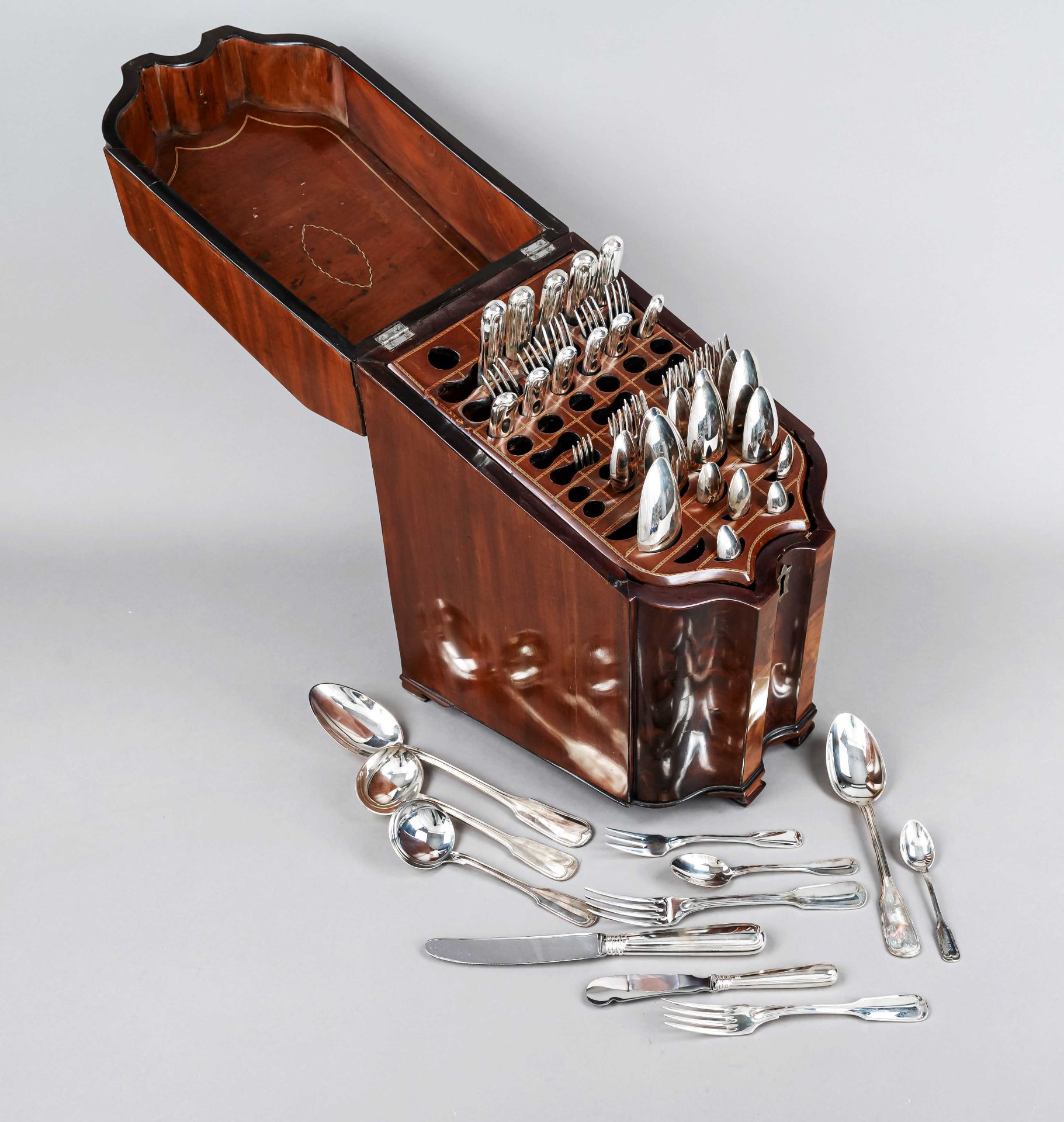 Cutlery box, England, early 19th c., mahogany veneer, on 4 feet, matching curved front, beveled
