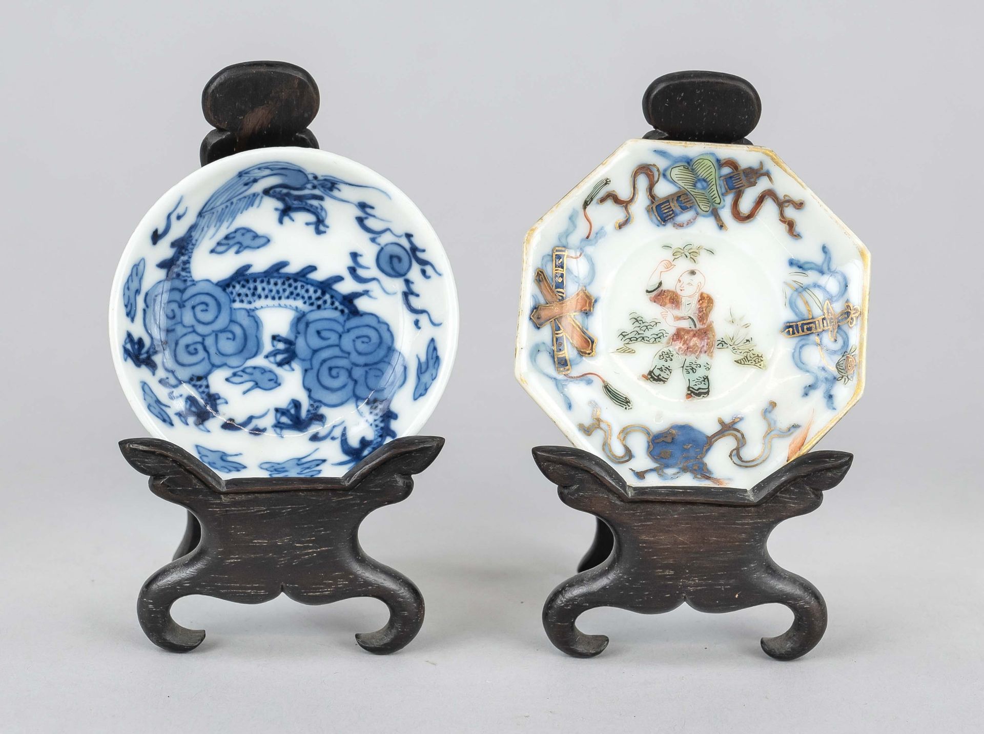 2 Miniature plates, China, 19th c., porcelain with polychrome glaze decoration, depicting children