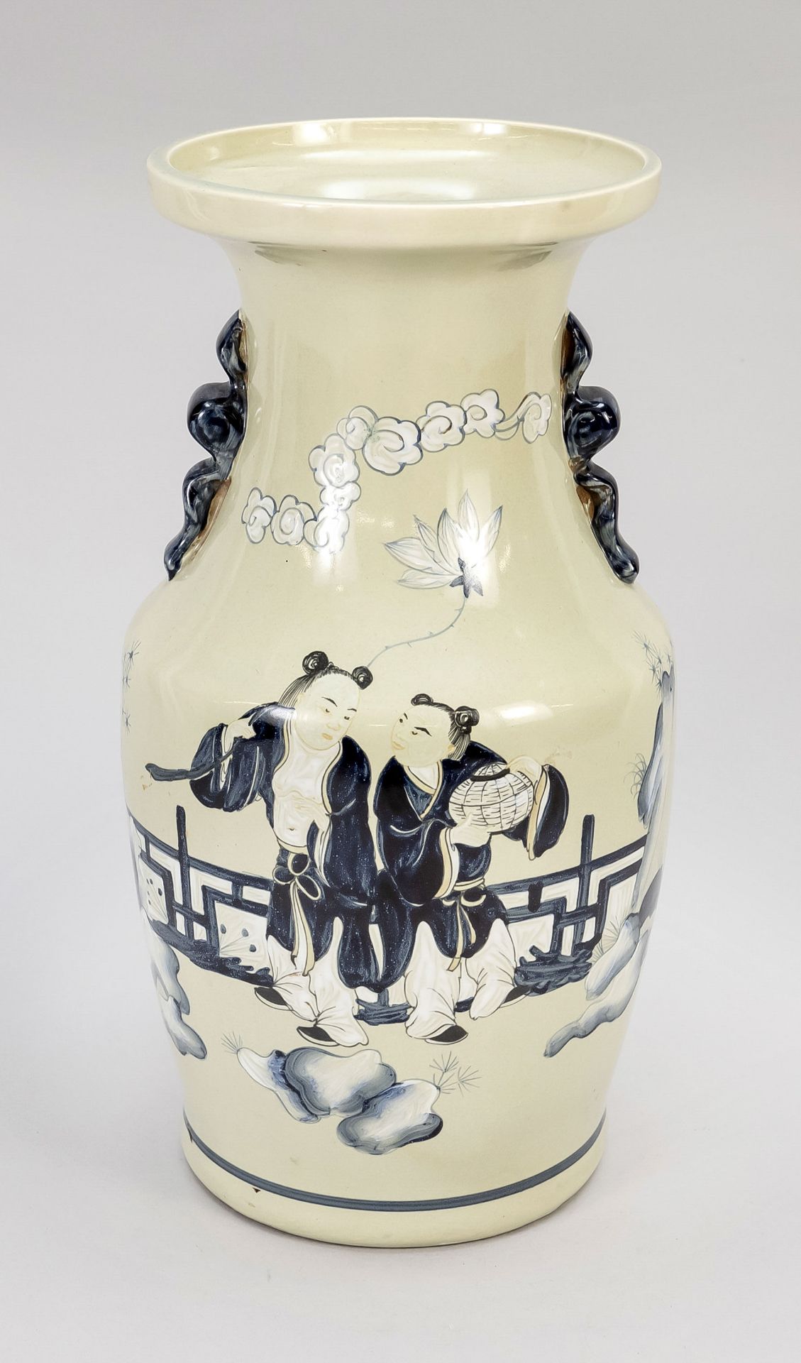 Vase mit kindlichen Dienern, C