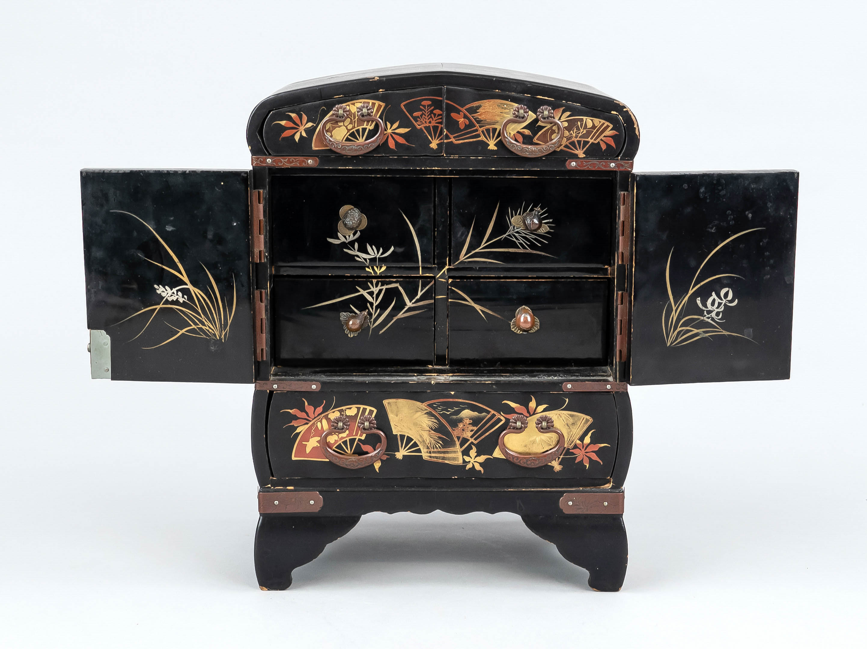 Black lacquer box, Japan, mid-century, black lacquer with gold and red lacquer print of cranes - Image 2 of 2