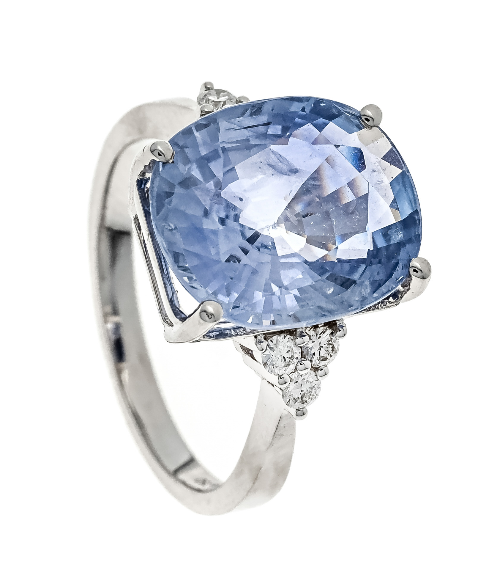 Sapphire diamond ring WG 750/000 with an oval faceted sapphire 6.4 ct pastel blue, transparent, 13.2