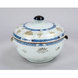 Export tureen, China, 18th century, porcelain round tureen with underglaze painting and floral