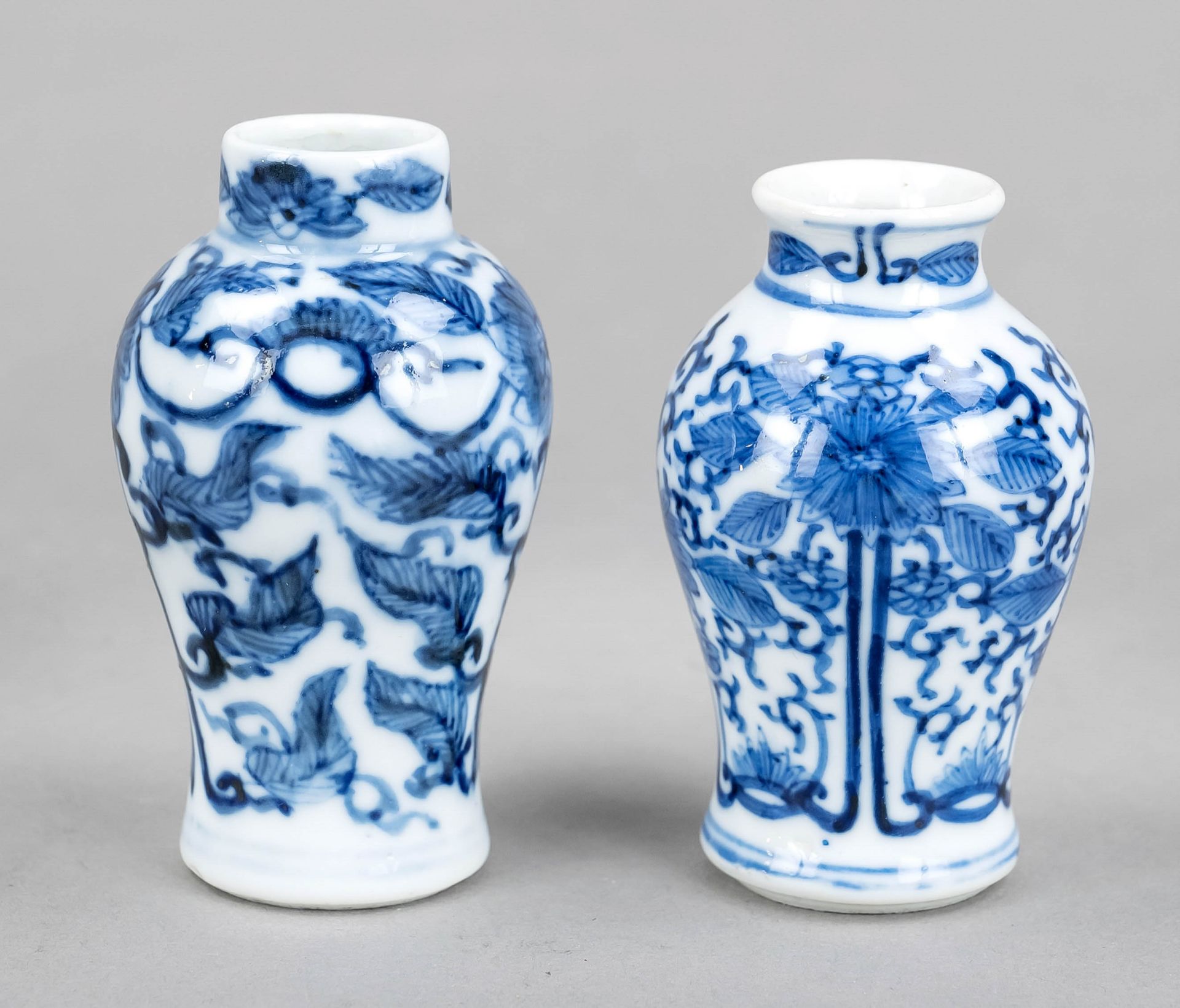 Pair of blue and white miniature vases ''Chrysanthemums in vine'', China, Qing dynasty(1644-1868),