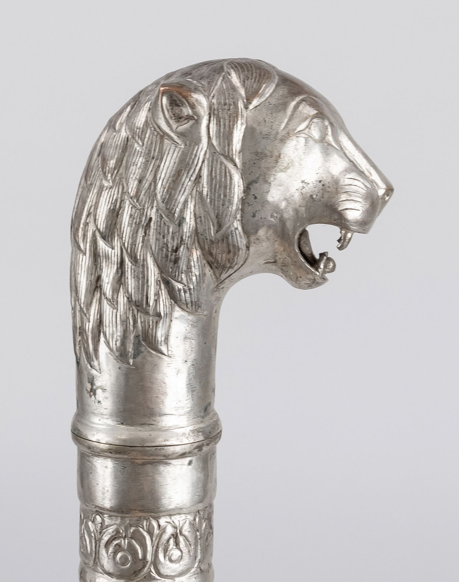 Sacred lion head scepter, India, 20th century, chased white metal, modeled after the silver Maharaja - Image 2 of 2