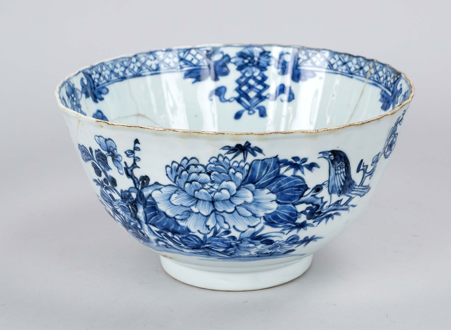 Deep bird bowl, China, Qing dynasty(1644-1911), Qianlong period(1735-1796), flower-shaped