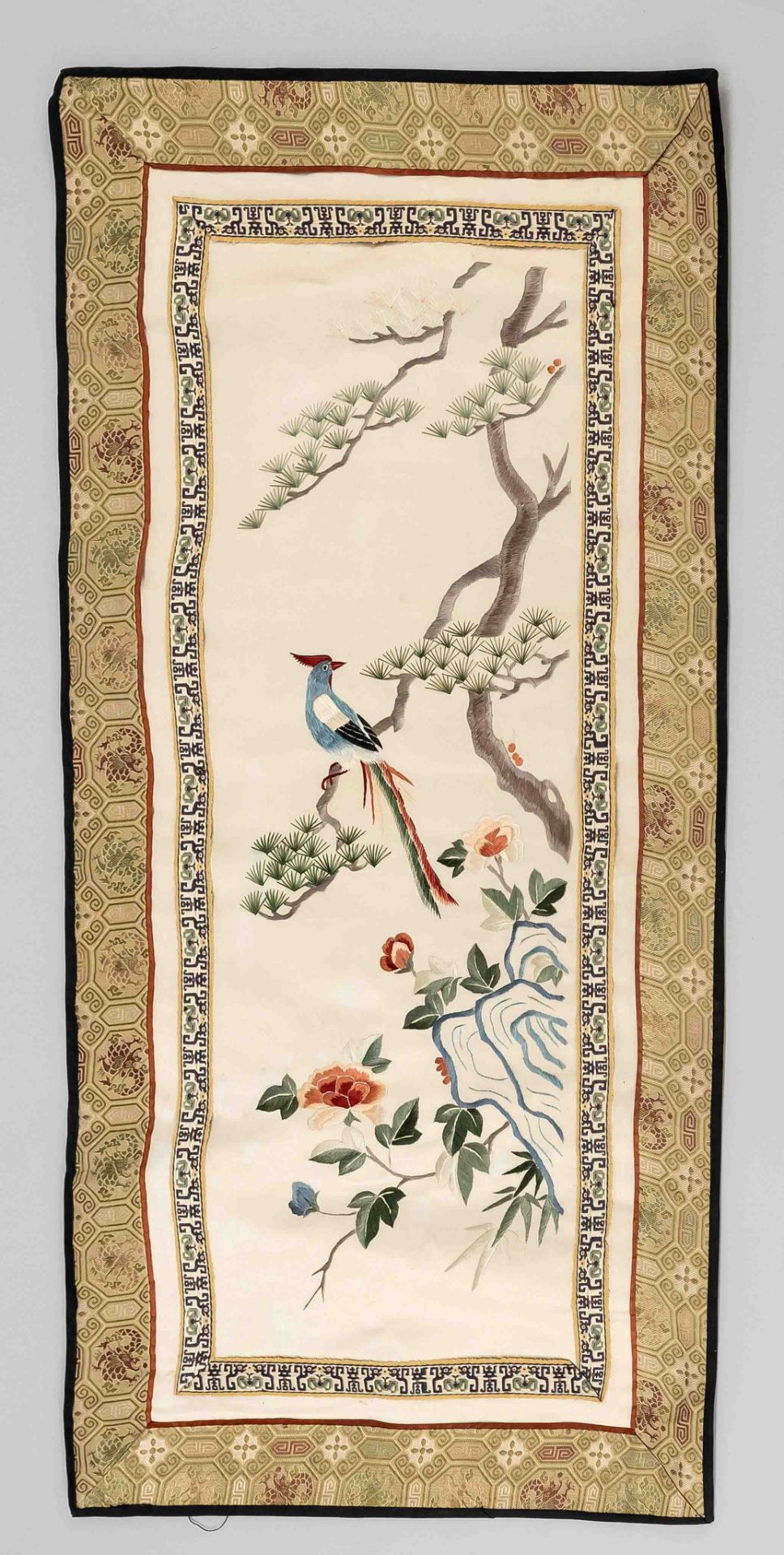 Pair of embroidered silk banners, China, Republic period(1911-1949), in the slit technique(chin.