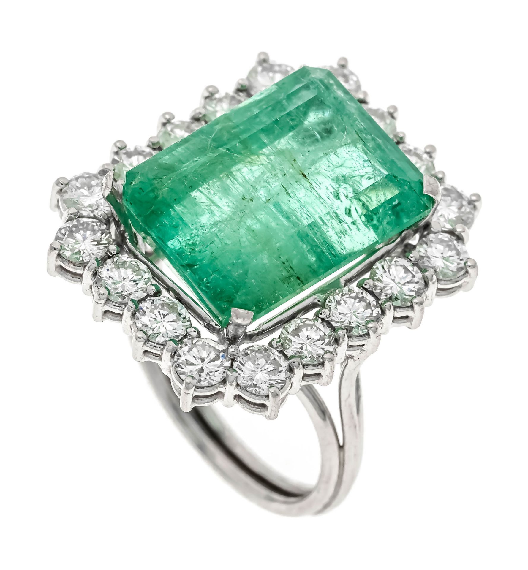 Emerald diamond ring WG 750/000 unstamped, tested, with an emerald cut faceted emerald 15,5 x 11,7 x