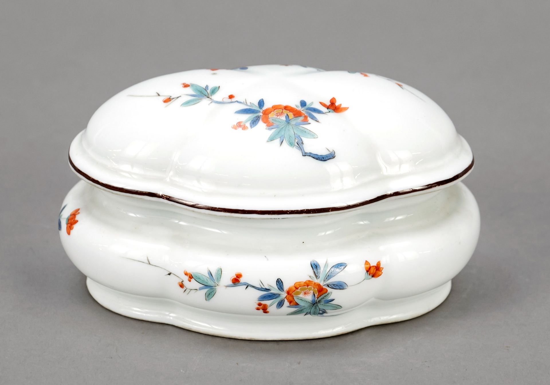 Lidded bowl, Meissen, mark 1724-1740, 1st choice, four-piece curved form, polychrome kakiemon