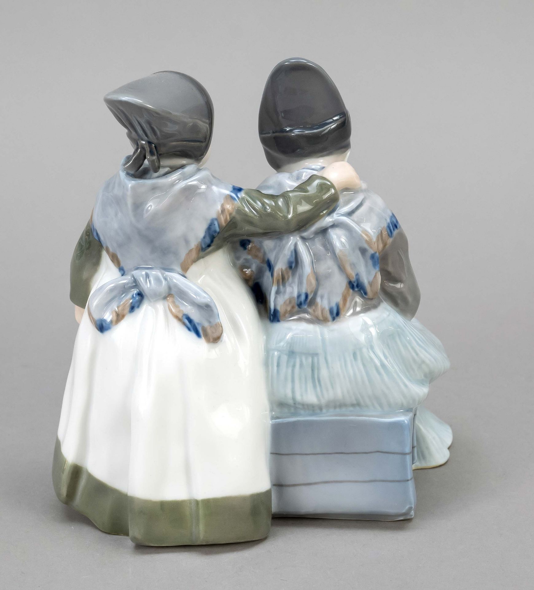 Two reading Amager girls, Royal Copenhagen, mark 1970s, 2nd choice, design Lotte Benter, u. - Image 2 of 3