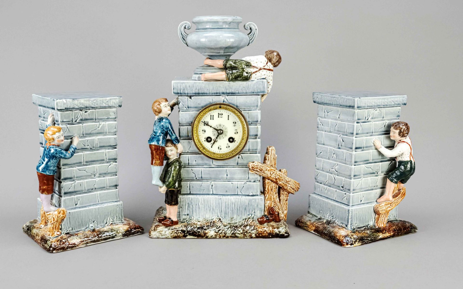 3-piece porcelain clock, c. 1900, blue ground tone of the clinkered pillars, on them polychrome