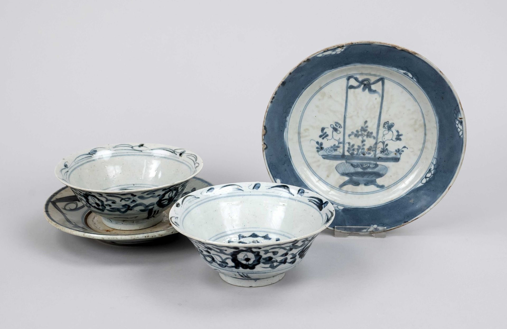 2 plates and 2 bowls, China, 17th/18th c., porcelain with cobalt blue glaze decoration of a flower