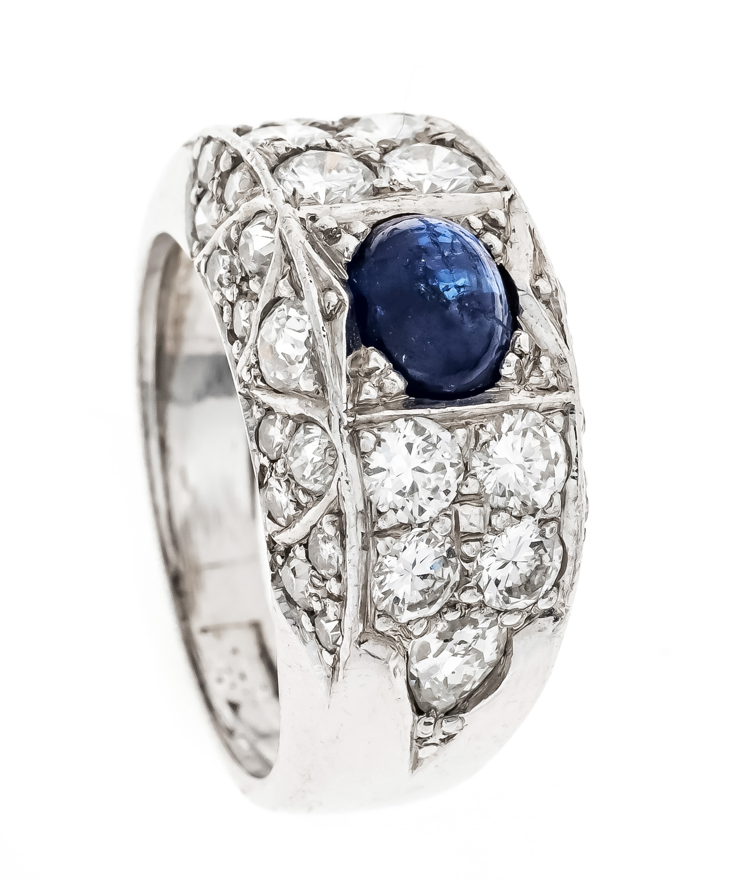 Sapphire diamond ring WG 750/000 with an oval sapphire cabochon 6.0 x 4.9 mm, translucent blue,