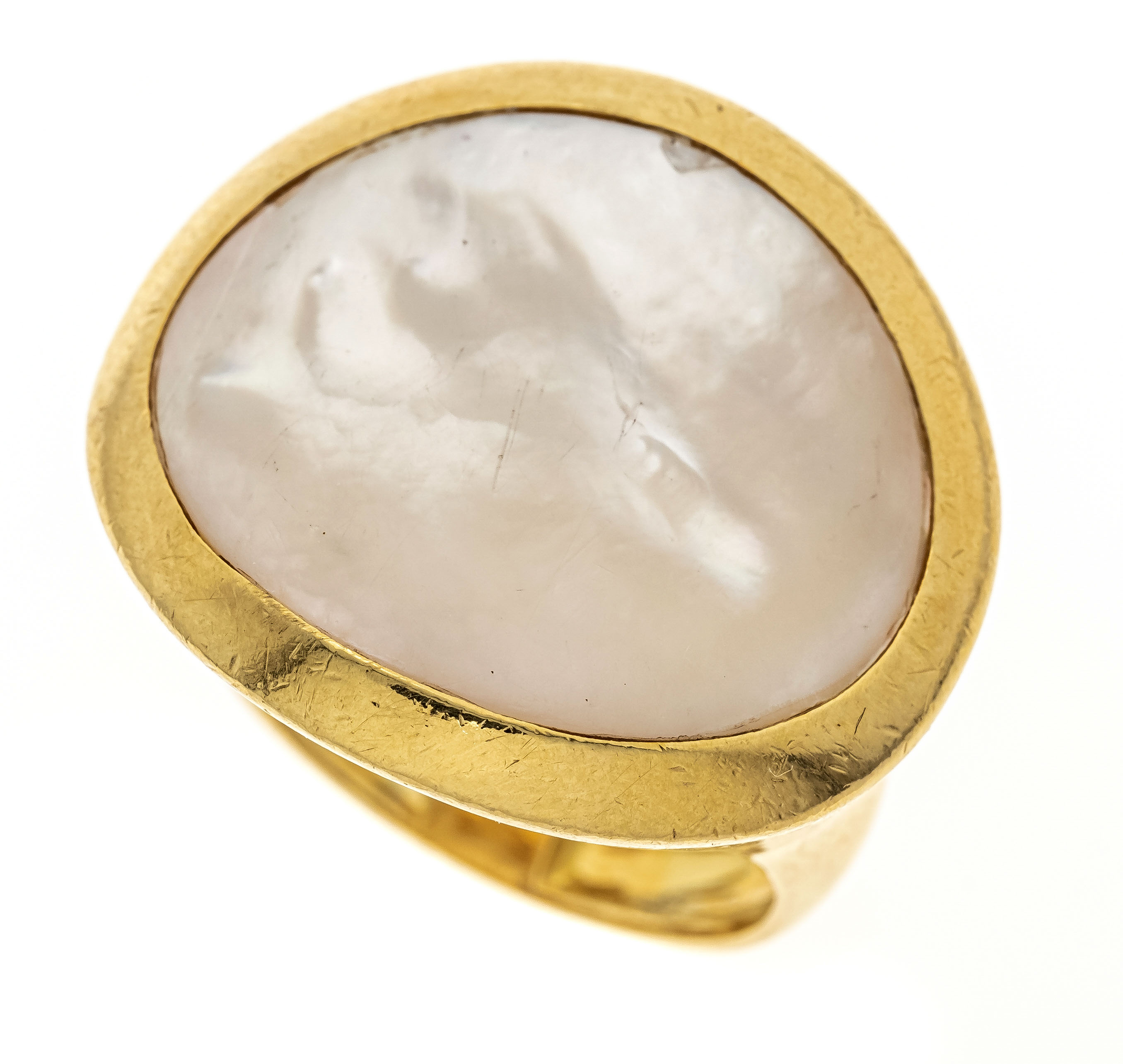 Mother-of-pearl ring GG 750/000 with an oval curved mother-of-pearl disc 23 x 18 mm with good play