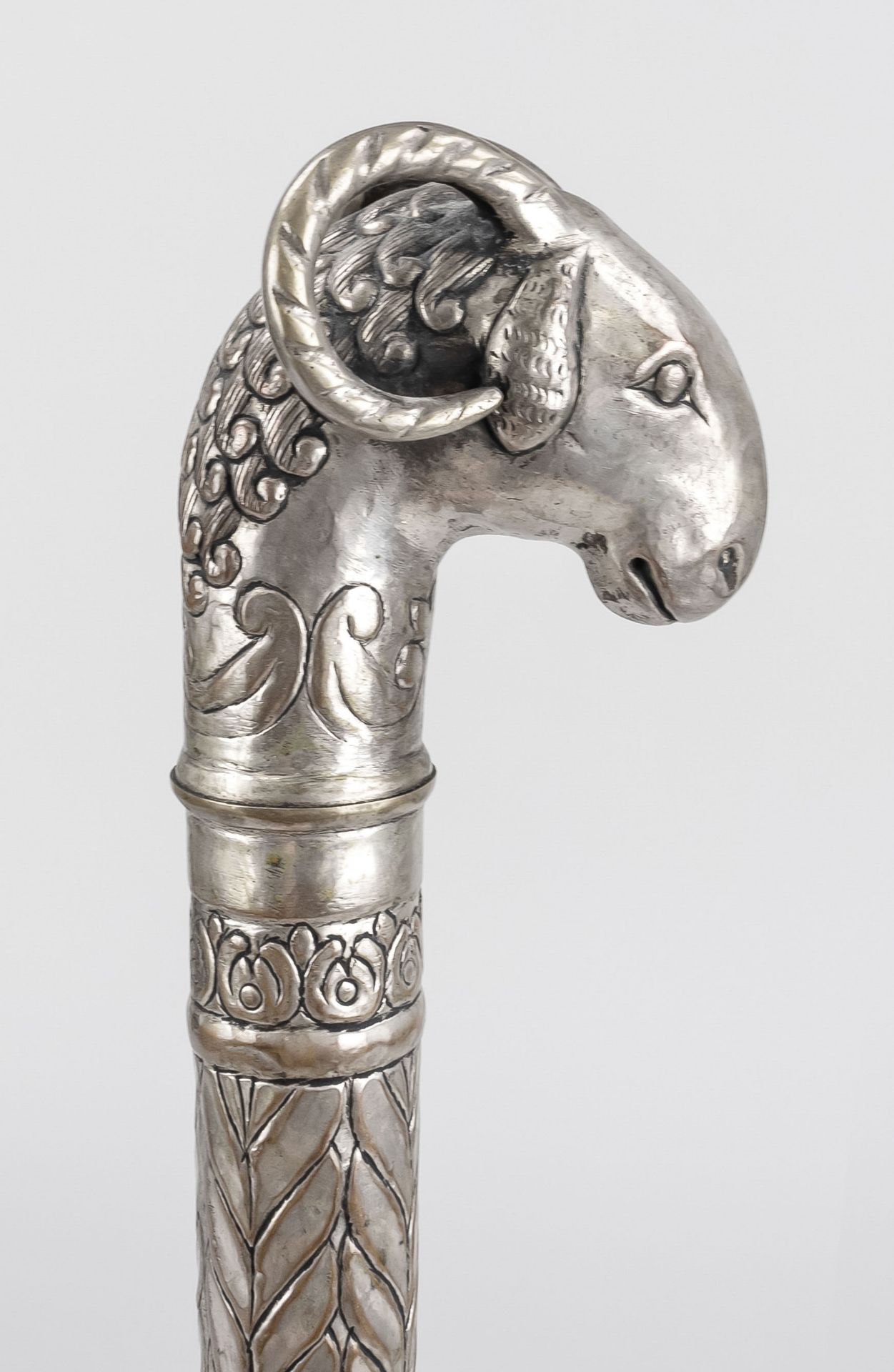 Blessed ram head scepter, India, 20th century, chased white metal, modeled after the silver Maharaja - Image 2 of 2