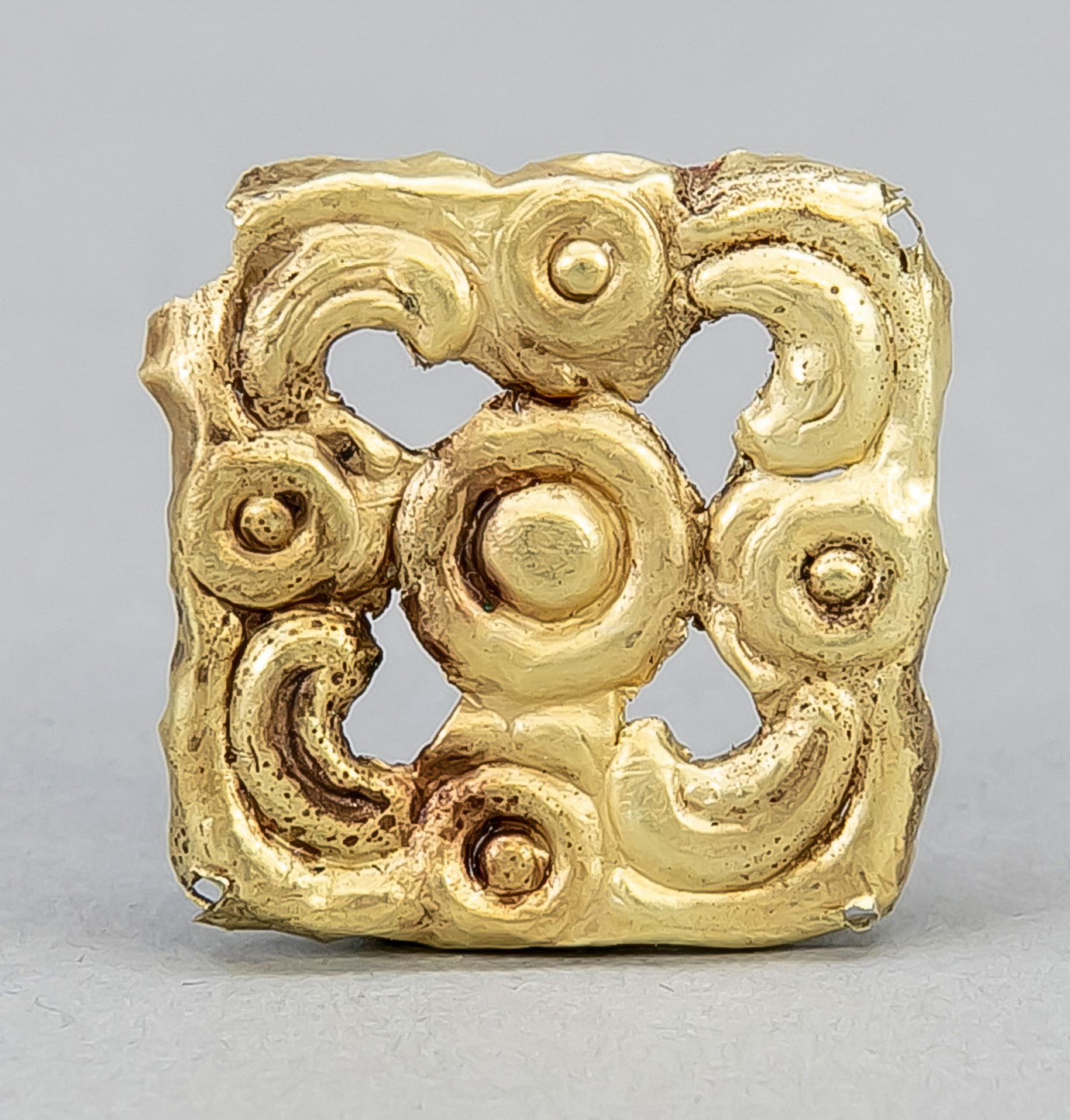 Scythian gold: amulet with griffin heads, chased, openwork, d. 3 cm