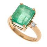 Emerald diamond ring RG 750/000 with an emerald cut faceted emerald 7,60 ct green, transparent