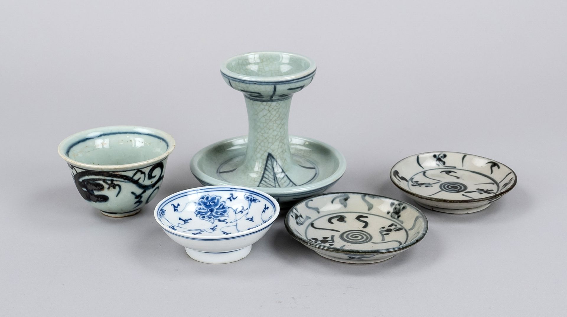 mixed lot of 5 porcelains, China, Qing dynasty(1644-1911), 17th-19th c., 1 small pot on stand c.
