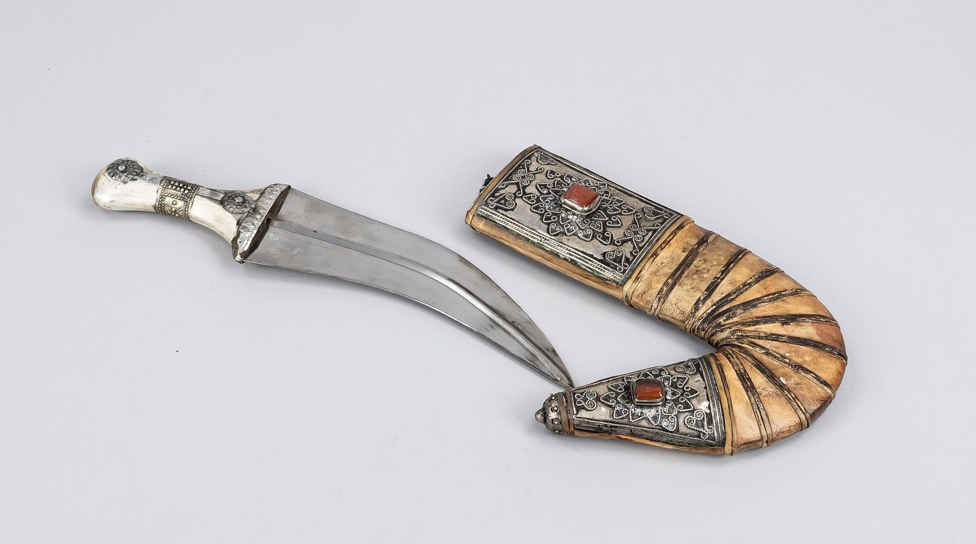 Scimitar Jambiya, Yemen, 20th century, curved blade, double-edged with central ridge, horn handle