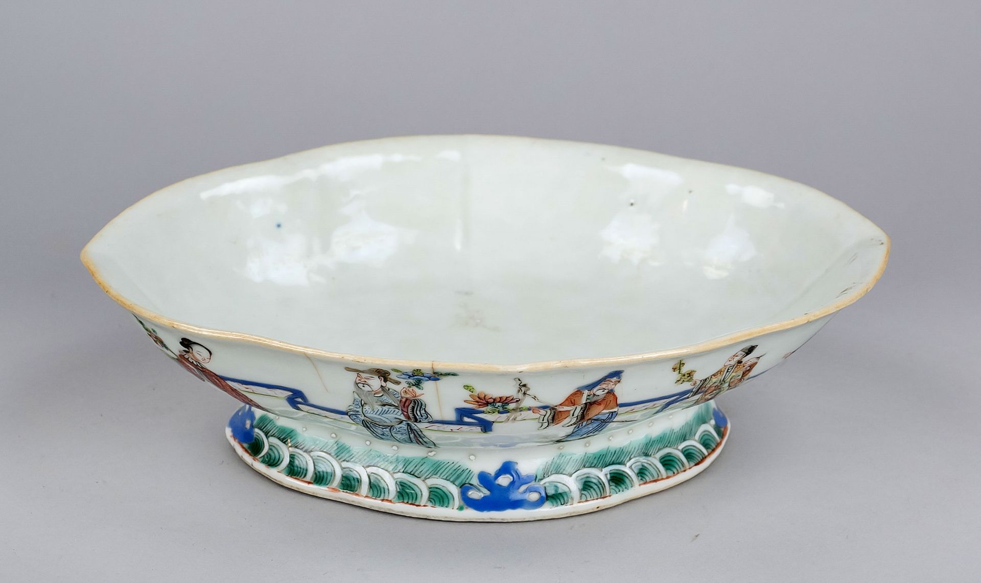 Four-pass foot bowl famille rose, China, Qing dynasty(1644-1911), porcelain with polychrome enamel