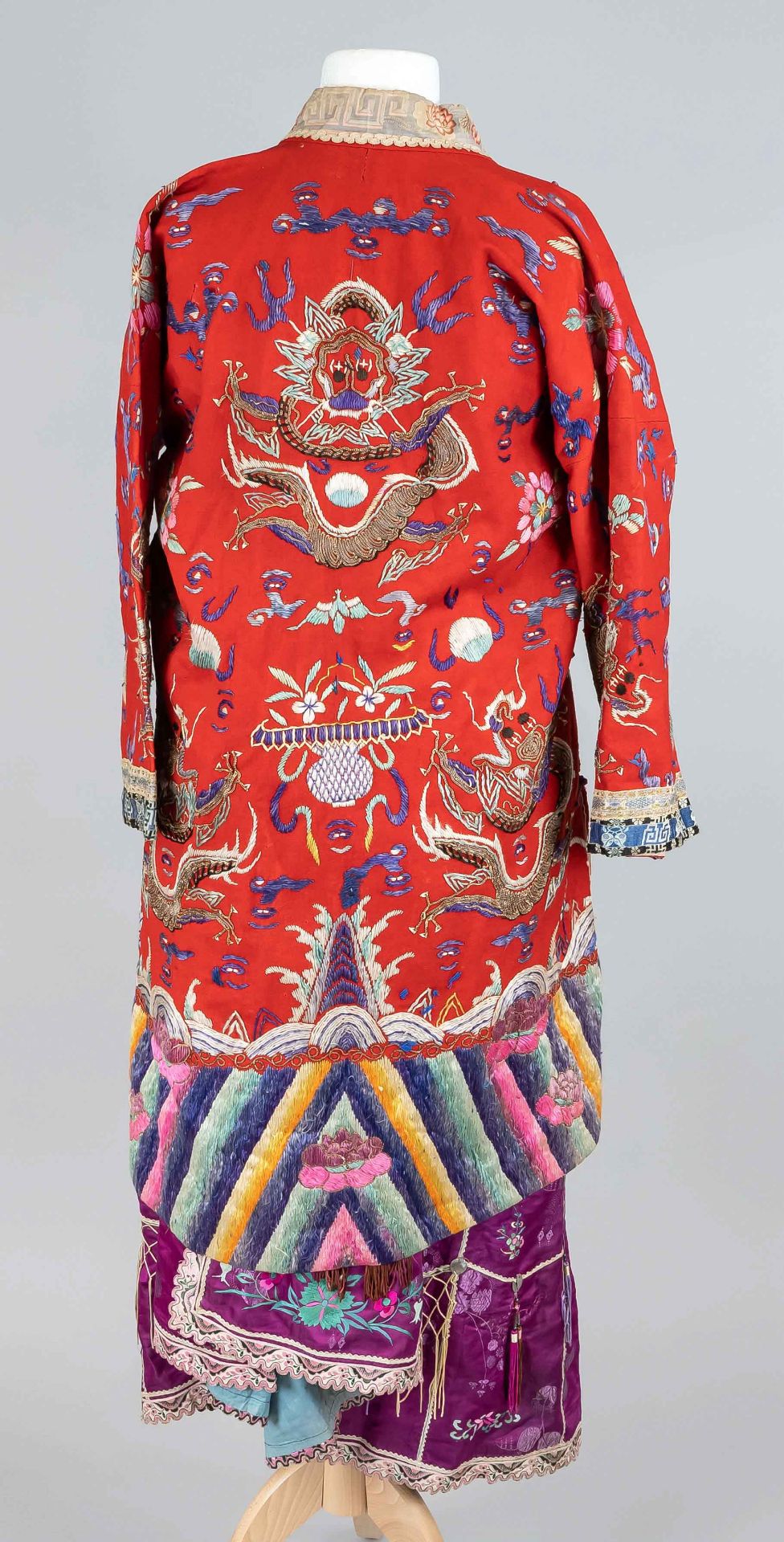 Rare Manchurian palace lady's robe(chin. manfu), China, Qing dynasty(1644-1912), 19th century, red - Image 2 of 2