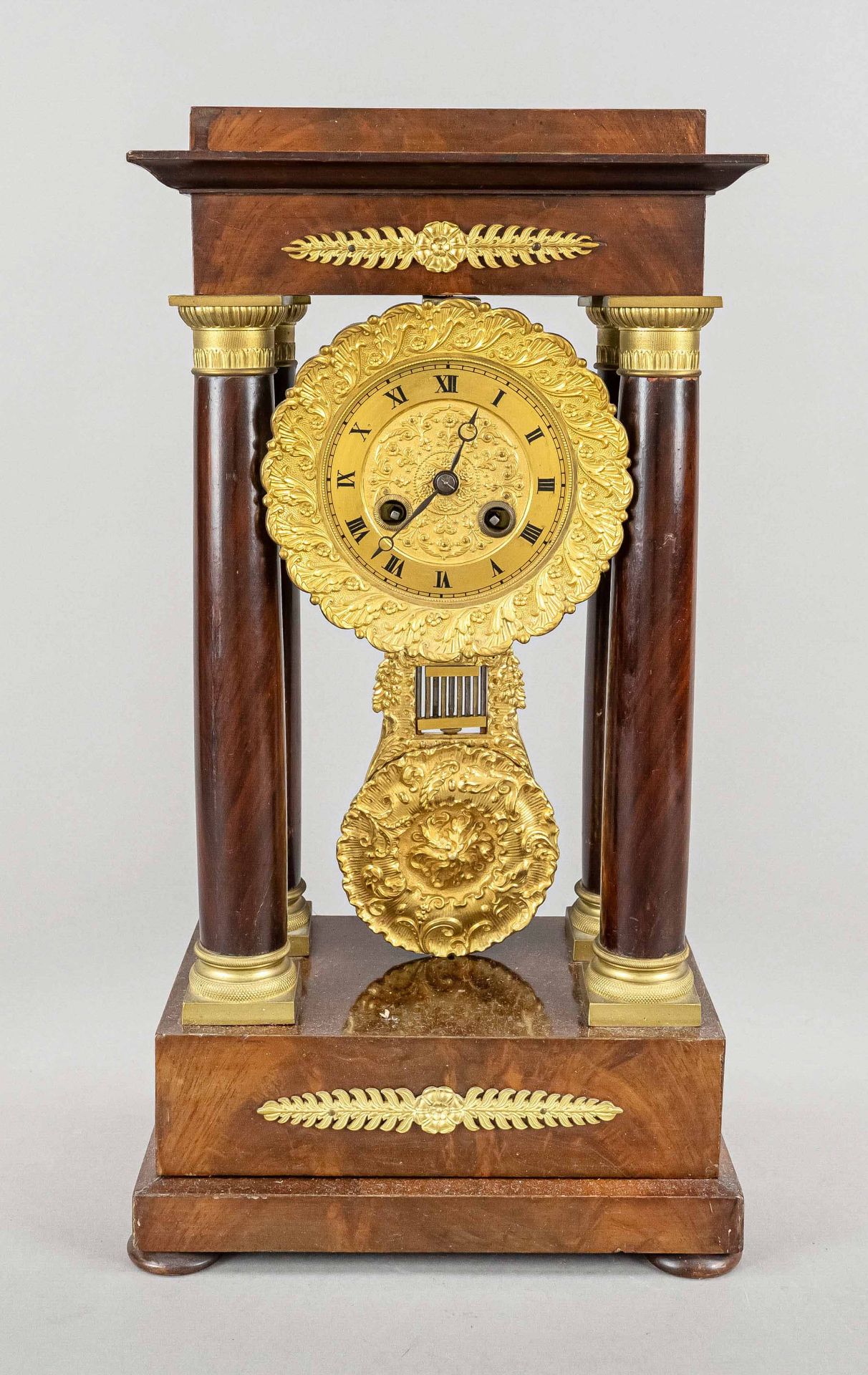 Mahogany portal clock, 2nd half of the 19th century, with 4 tapering columns with gilded bases and