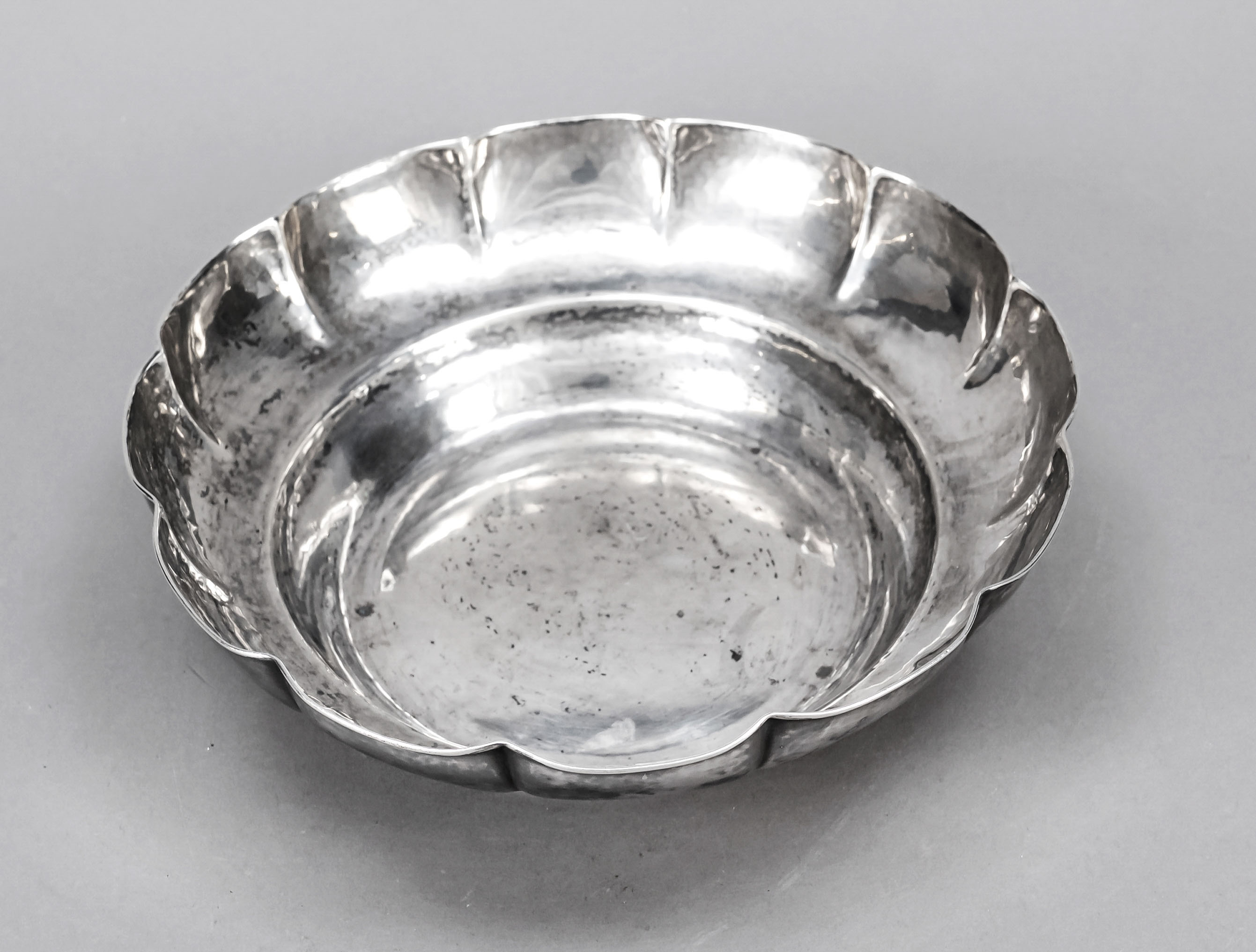 Round bowl, German, around 1920, maker's mark Gebr. Deyhle, Schwäbisch Gmünd, silver 830/000, flower