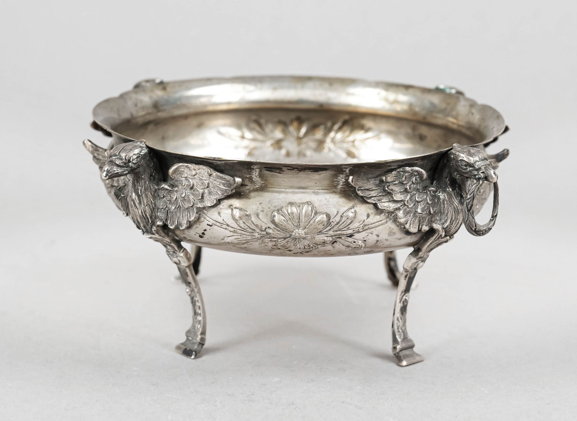 Round centerpiece, German, c. 1900, silver 830/000, on 4 feet with bird attachments (1 ring handle