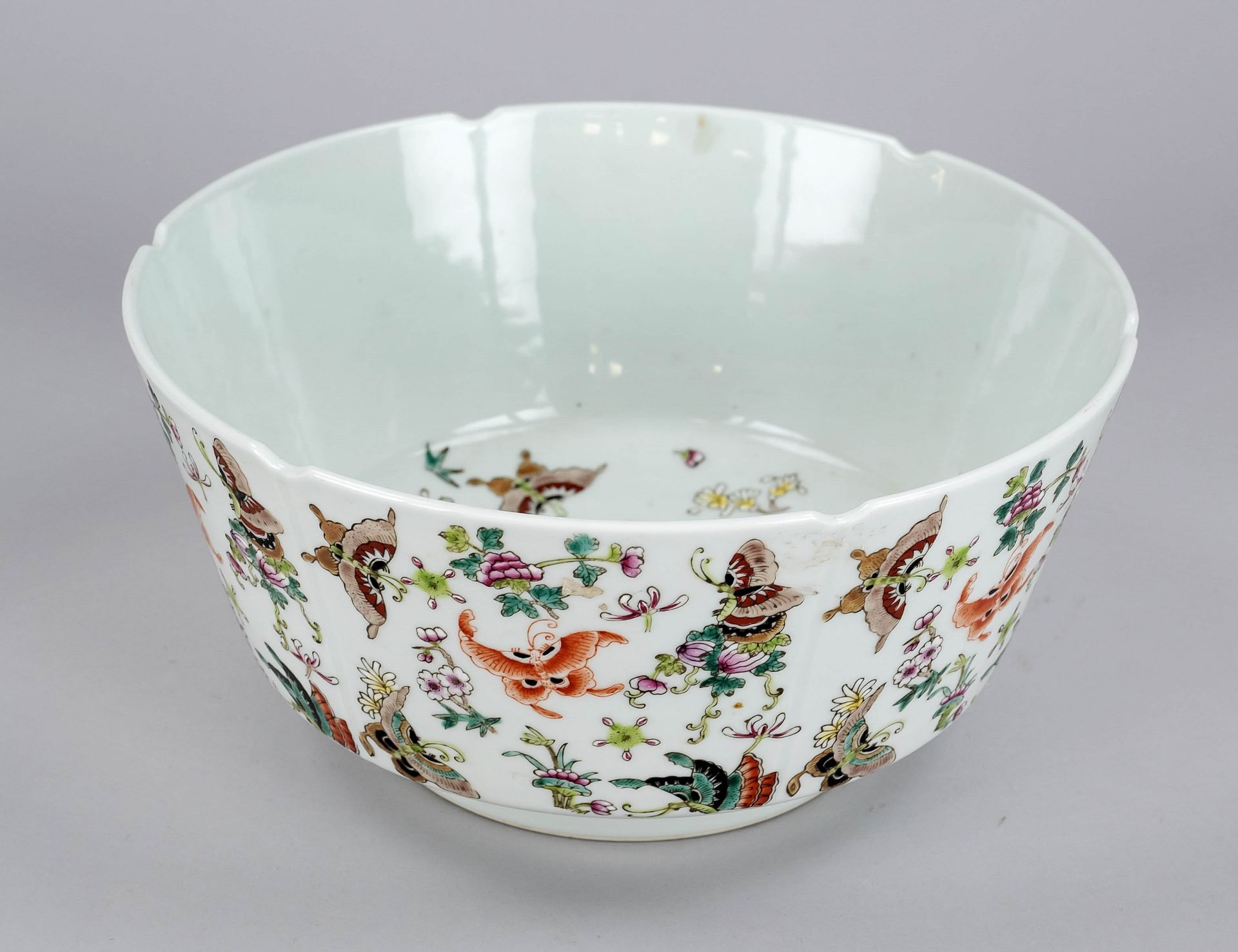 Large bowl, China, 20th c., porcelain with polychrome enamel decoration between flowers of