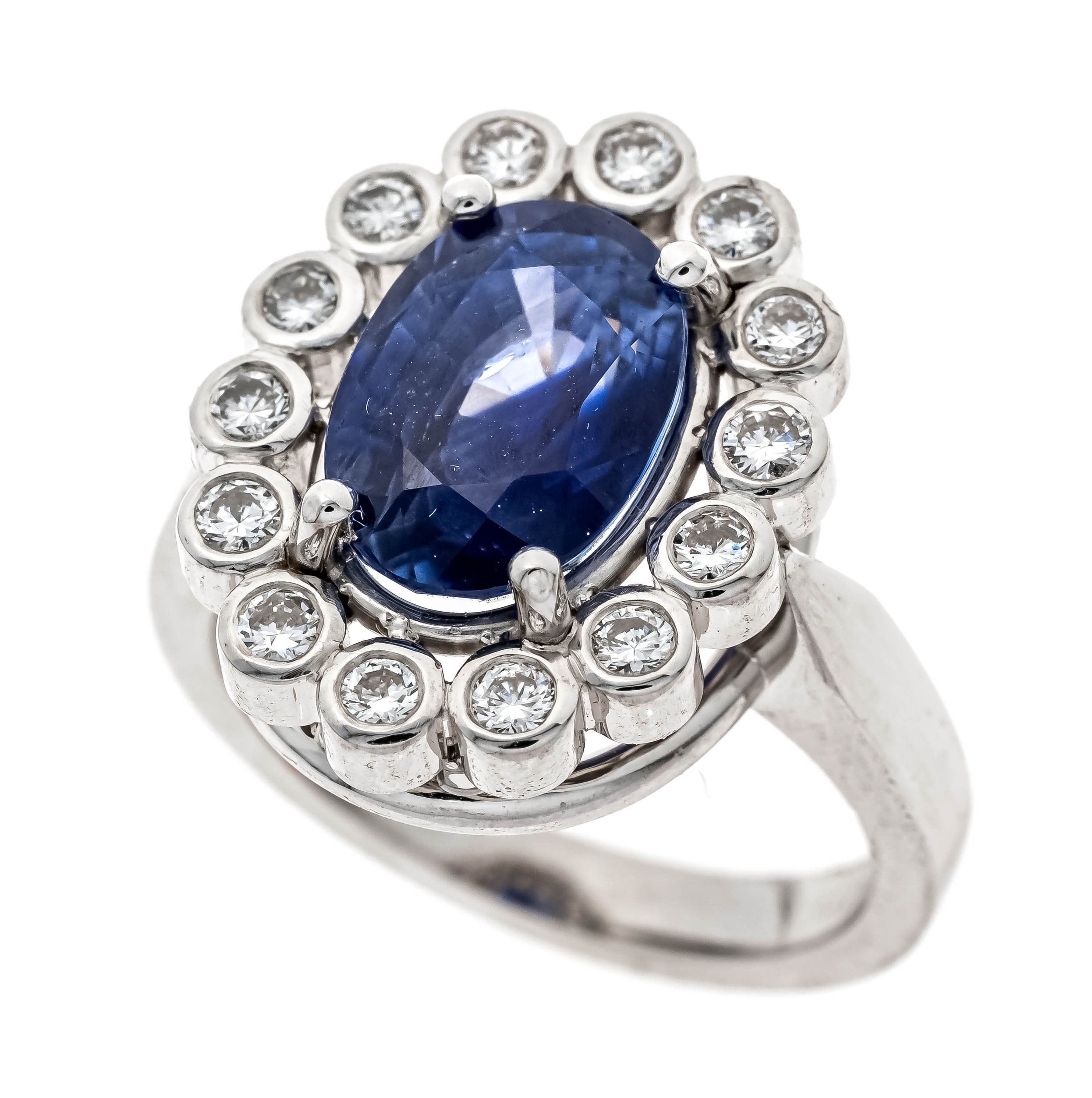 Sapphire diamond ring WG 750/000 with a fine oval faceted sapphire 4,82 ct (engraved) shining