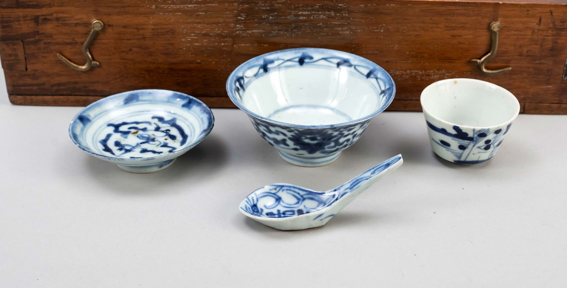 Chinese tableware in original box, China, Ming/Qing dynasty, 17th/18th c.(porcelain), c. 1900( - Image 2 of 3