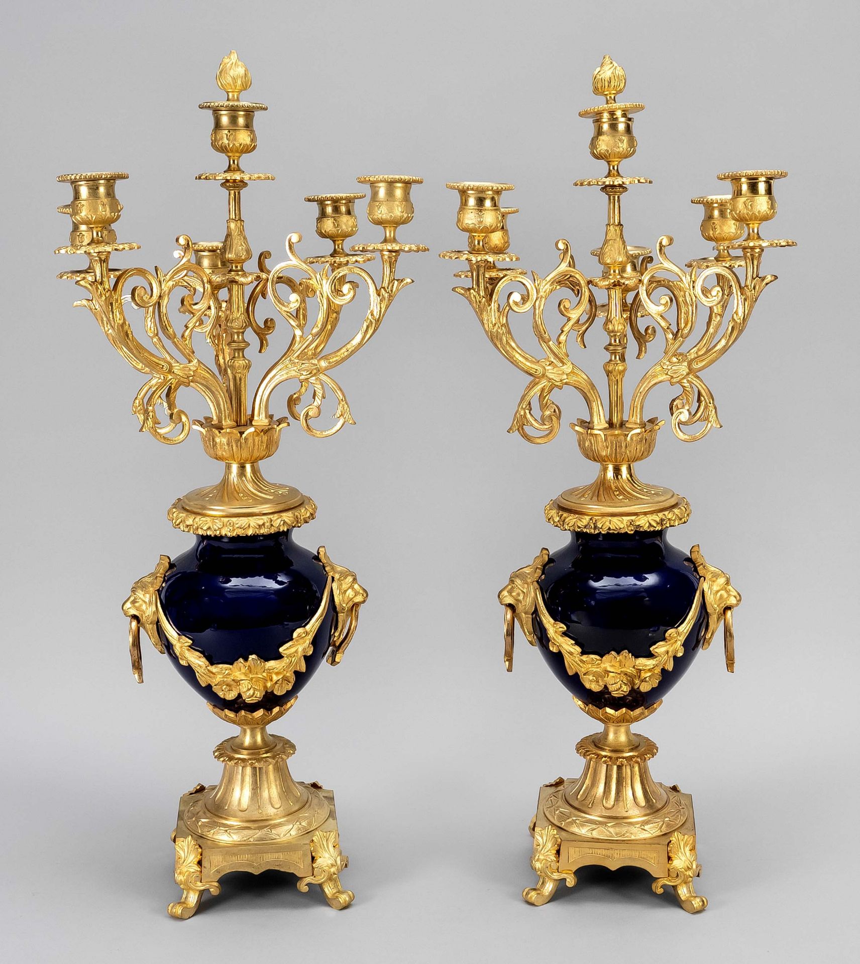 Pair of magnificent candlesticks, 19th c. bronze gilded, base on 4 feet, above cobalt blue porcelain