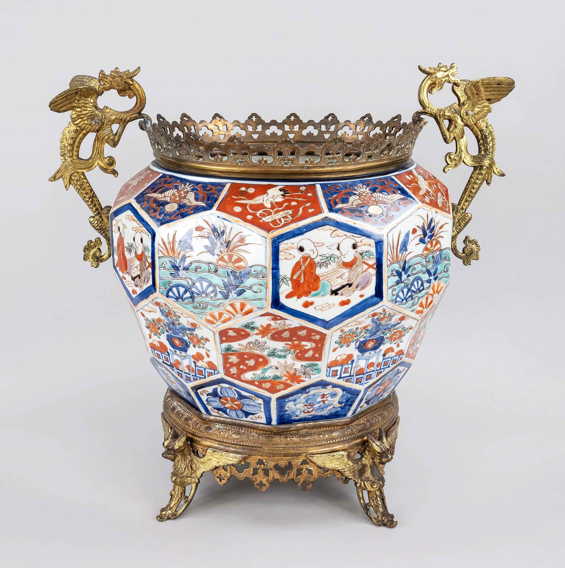 Splendid Imari cachepot, Japan, Meiji period(1868-1912), 19th c., faceted porcelain ball pot with