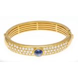 Sapphire-brilliant hinged bangle GG 750/000 with a very good oval sapphire cabochon 2,84 ct in an