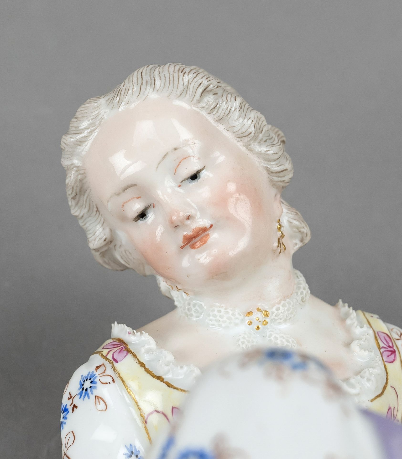 Sitting girl, Meissen, Knauff Schwerter 1850-1924, 2nd choice, designed by Ernst August Leuteritz in - Image 3 of 3