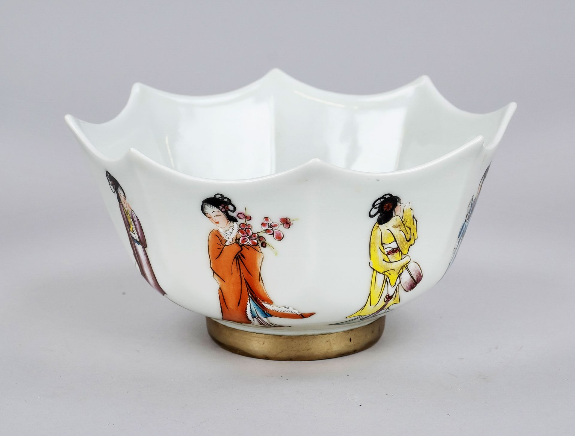 Enrichment bowl ''Palace Ladies Round Dance'', China, 20th/21st c., porcelain with polychrome