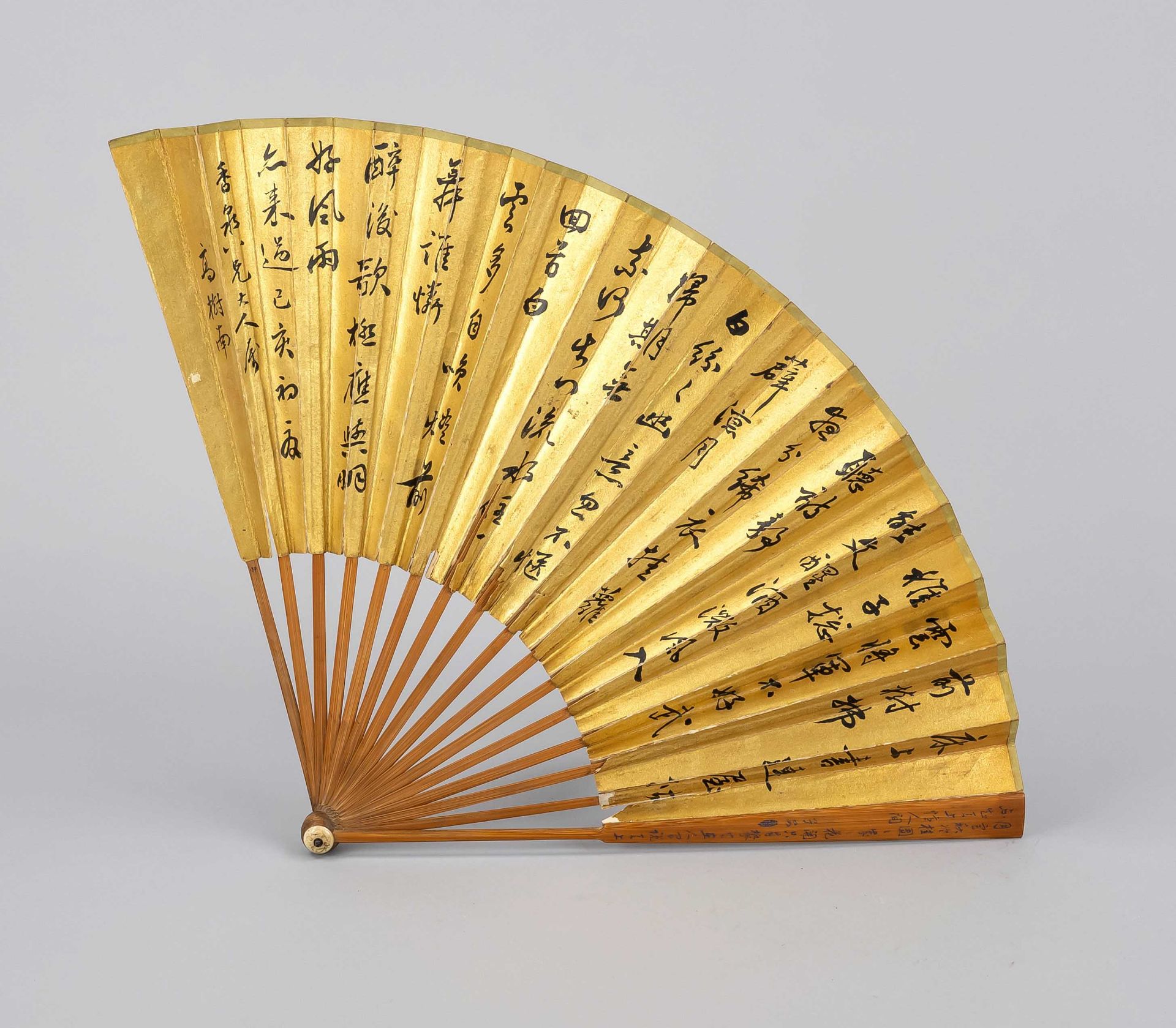 Painted fan ''Kranichpaar im Kiefernwalde'', China, 20th c., ink, colors and gold paint on paper - Image 2 of 2