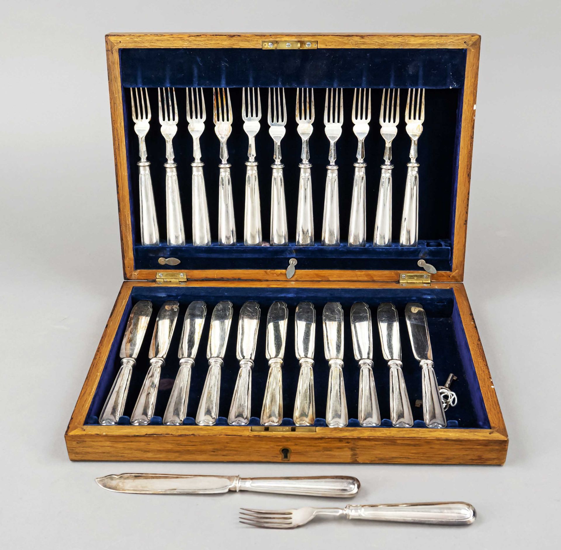 Fish cutlery for twelve persons, England, 20th c., plated, profiled handles, l. to 21 cm, in