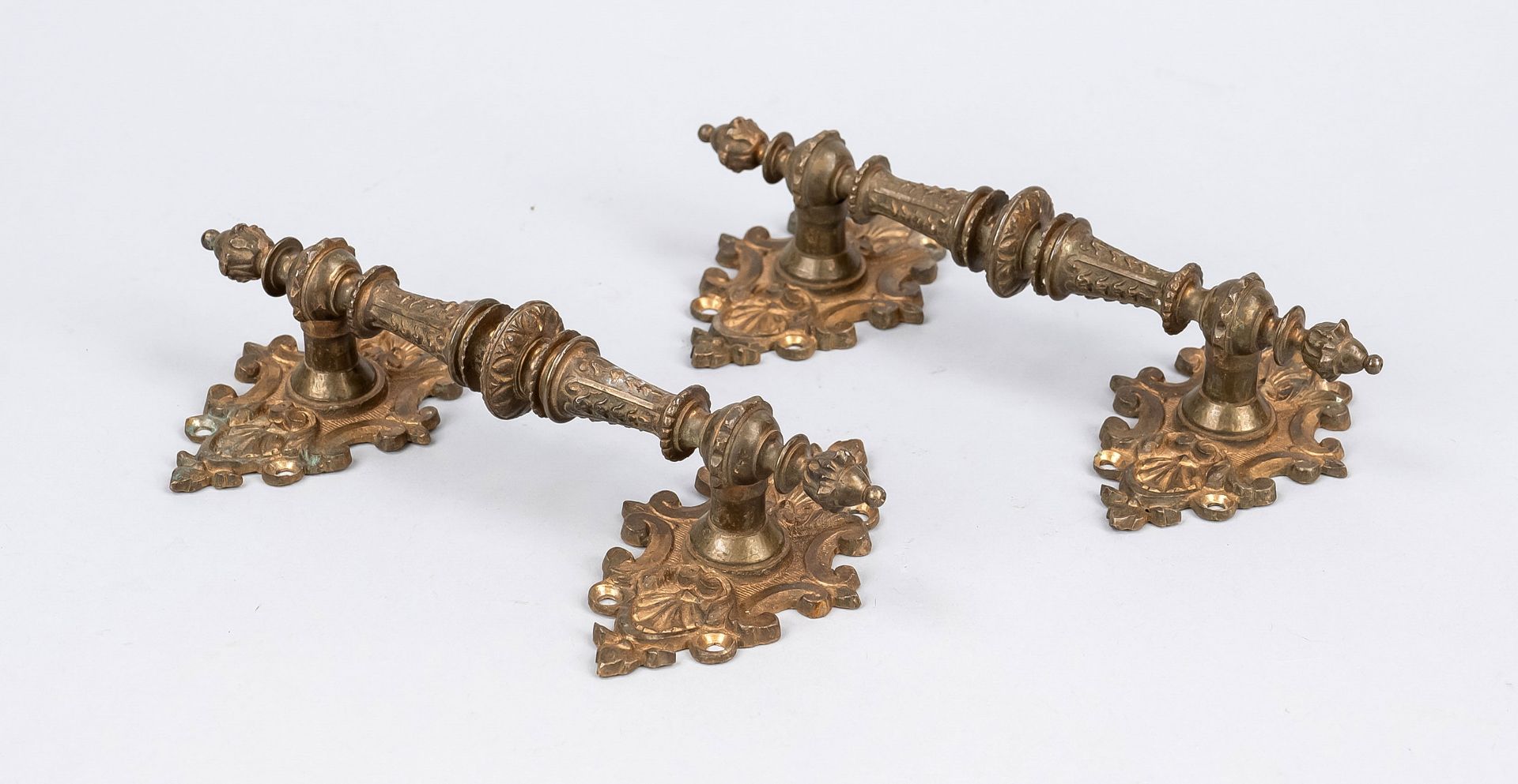 Pair of Wilhelminian style push handles, 19th c., brass. Richly ornamented, w. 20 cm