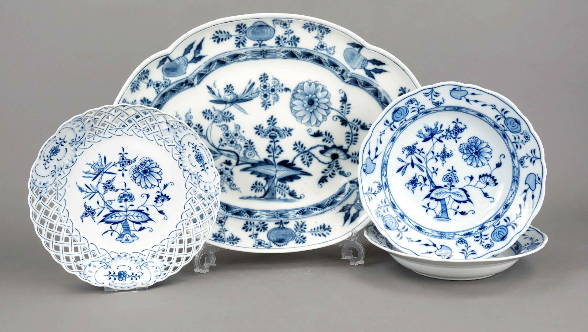 Four pieces Meissen, decor onion pattern in underglaze blue, 1 oval roast plate, 18th century, 1st