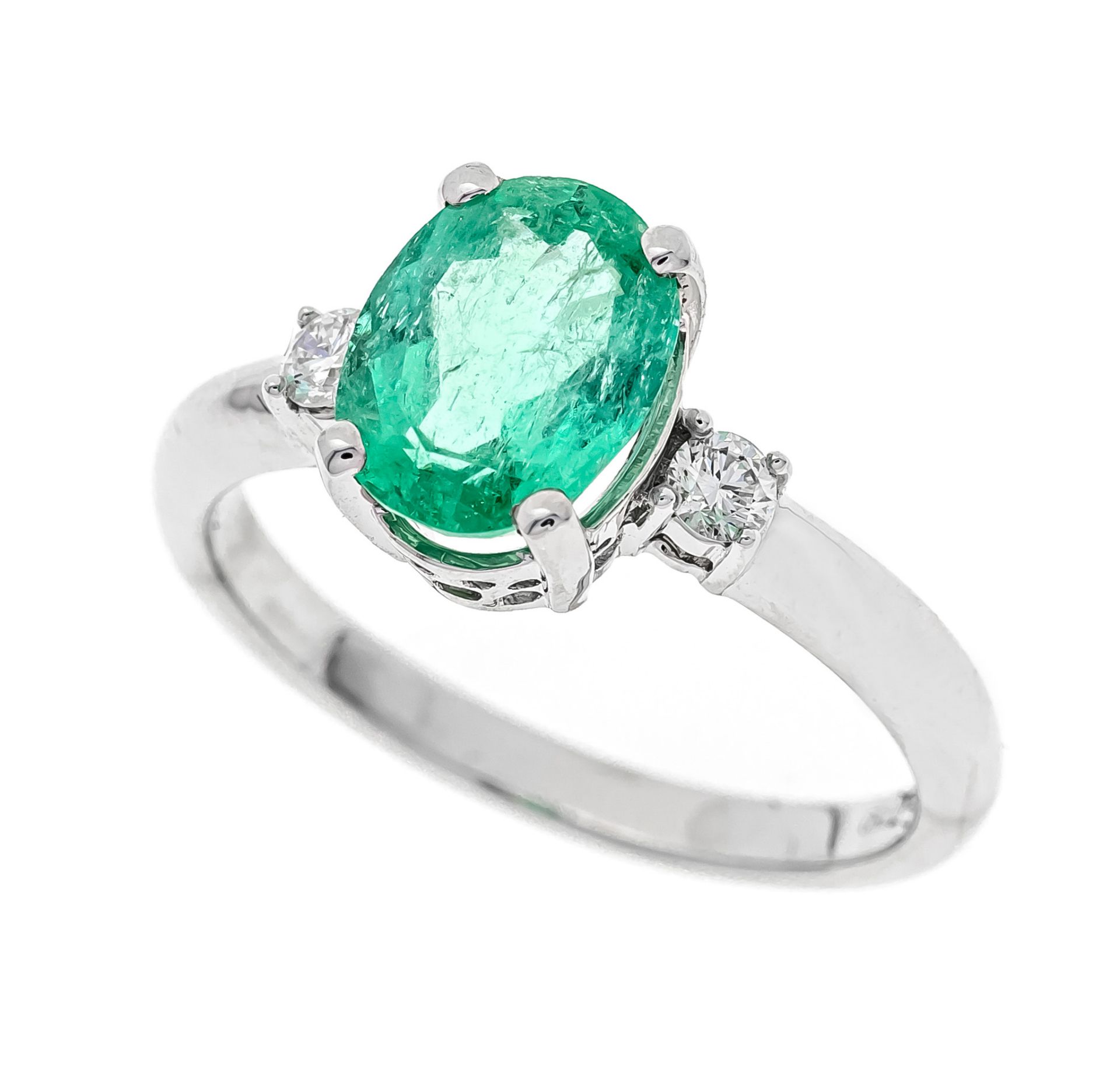 Emerald diamond ring WG 750/000 with an oval faceted emerald 1.65 ct lighter green, transparent with