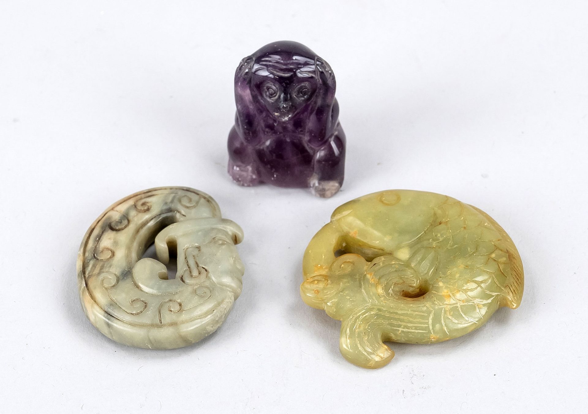 2 jade and 1 amethyst carvings, China, 19th/20th c., dragon, carp and monkey, l to 5,5cm