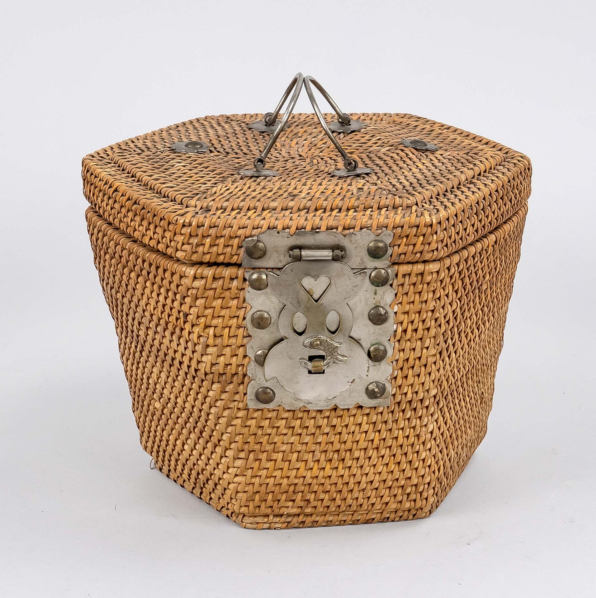 Tea set in basket, China, 20th century, porcelain pot and pair of koppchen, polychrome glaze - Image 2 of 2