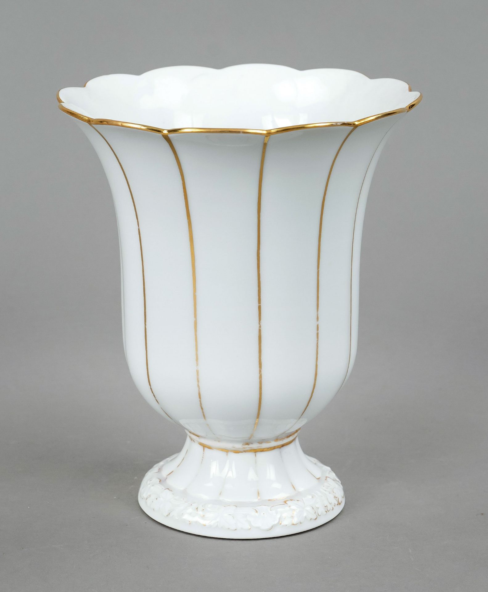 A showpiece vase, Meissen, 1970s, deputation, round stand, body with flower-shaped mouth rim, relief