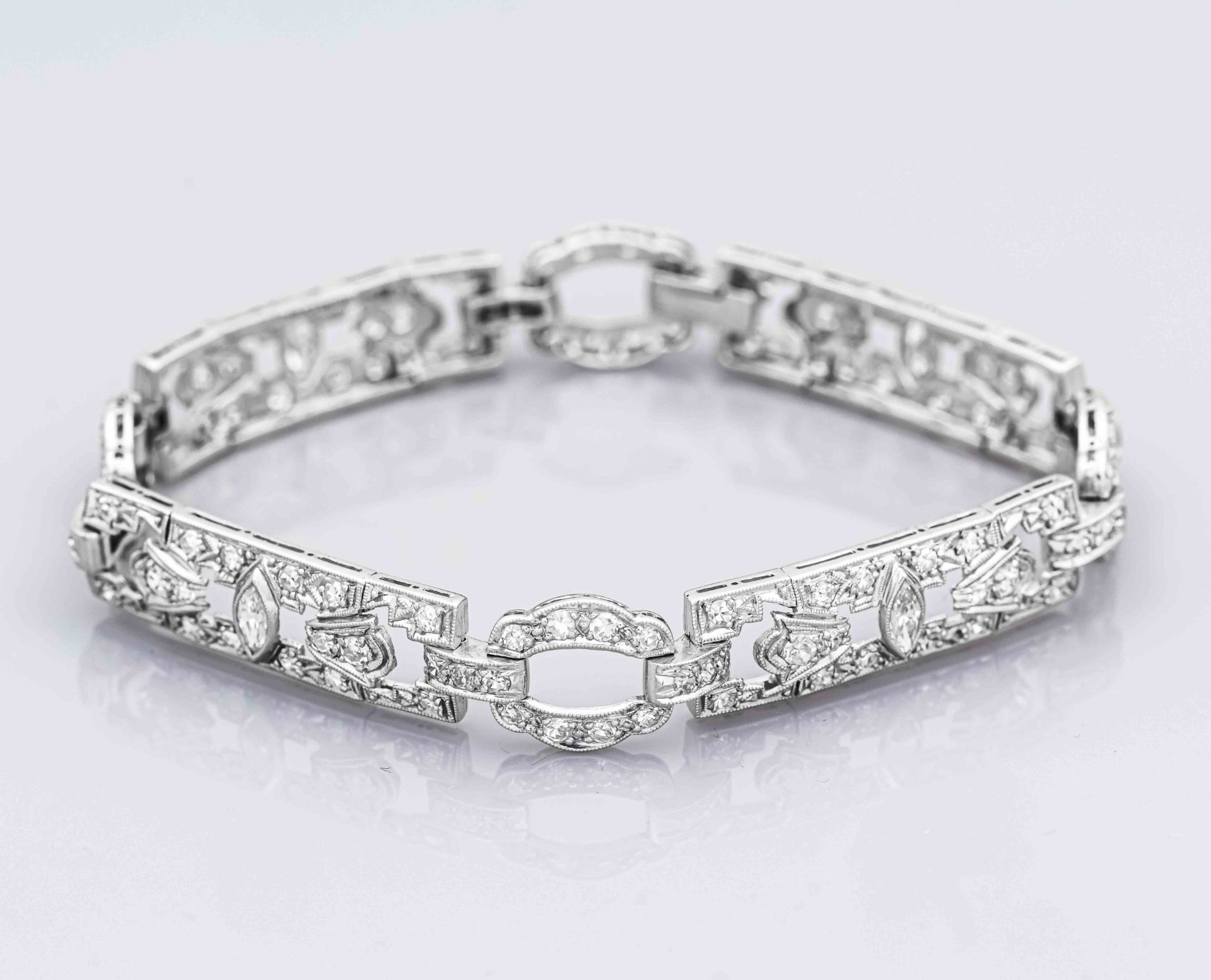 Art Deco diamond bracelet platinum, with 4 faceted old-cut diamond navettes and 108 octagonal