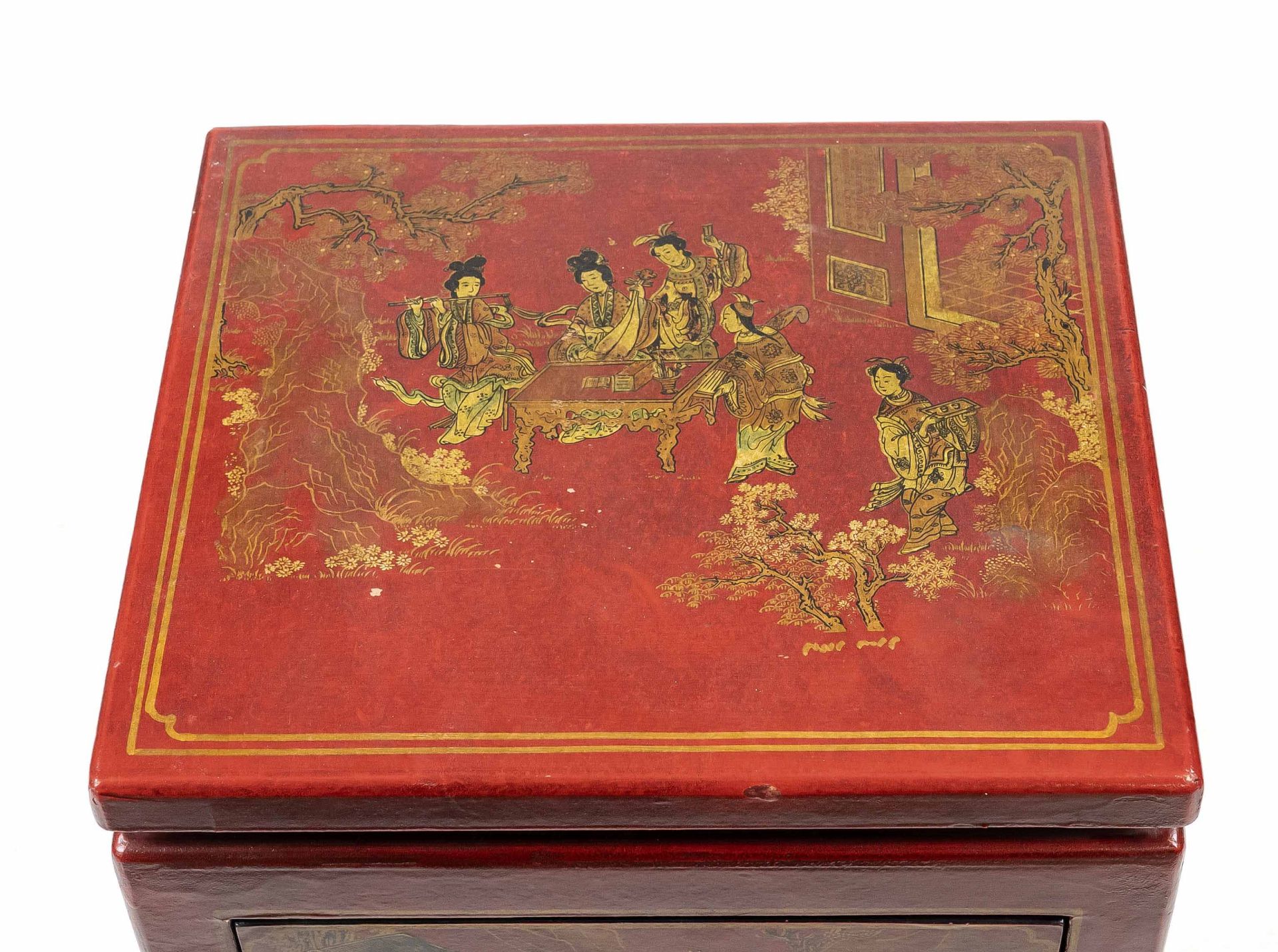 Red Qing style side cabinet, China, 20th c., red lacquered wood with exalted lacquer painting, fairy - Image 4 of 4