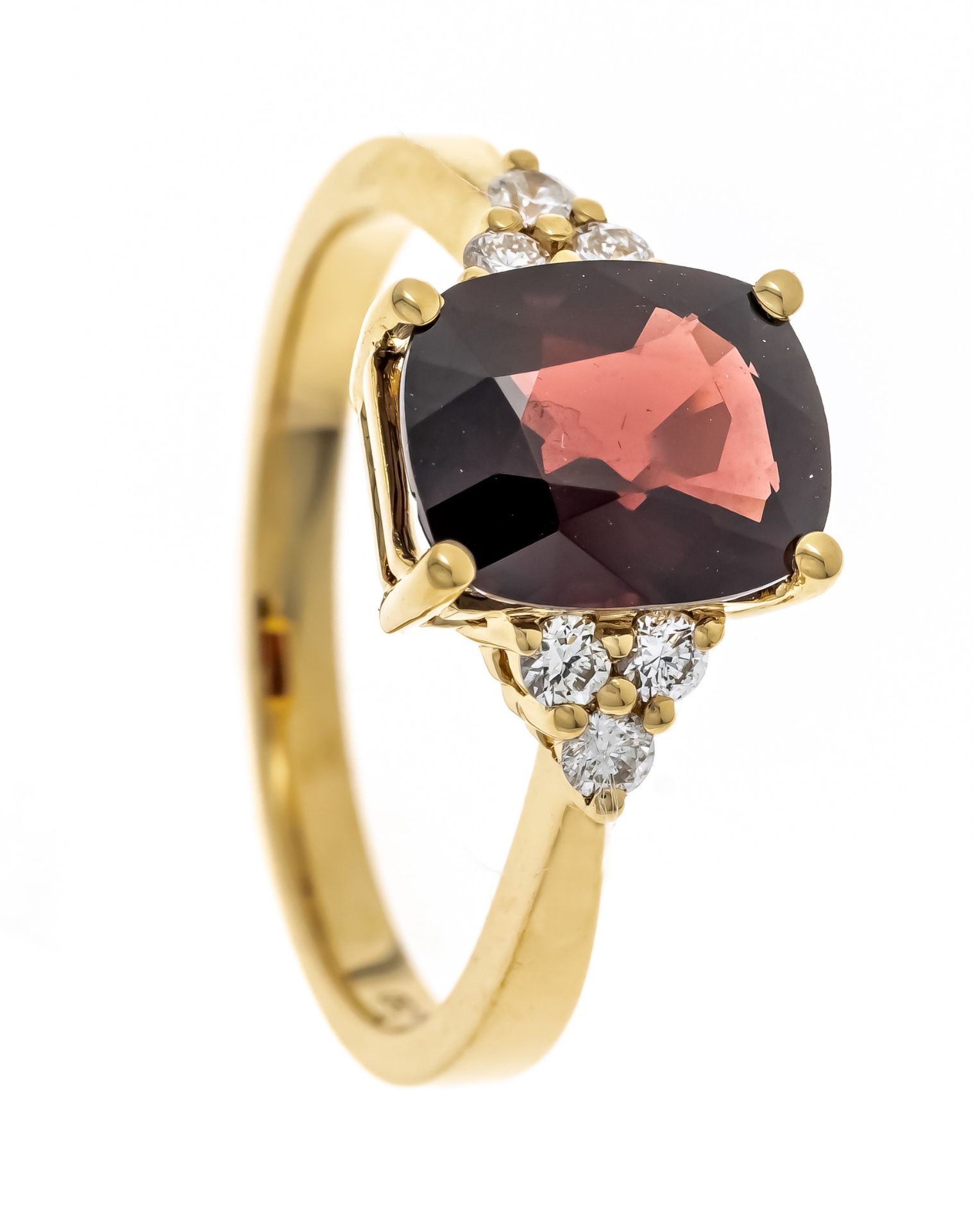 Red spinel ring GG 750/000 with one oval faceted spinel 9,1 x 7,2 mm, 3,37 ct, vivid dark red, eye-