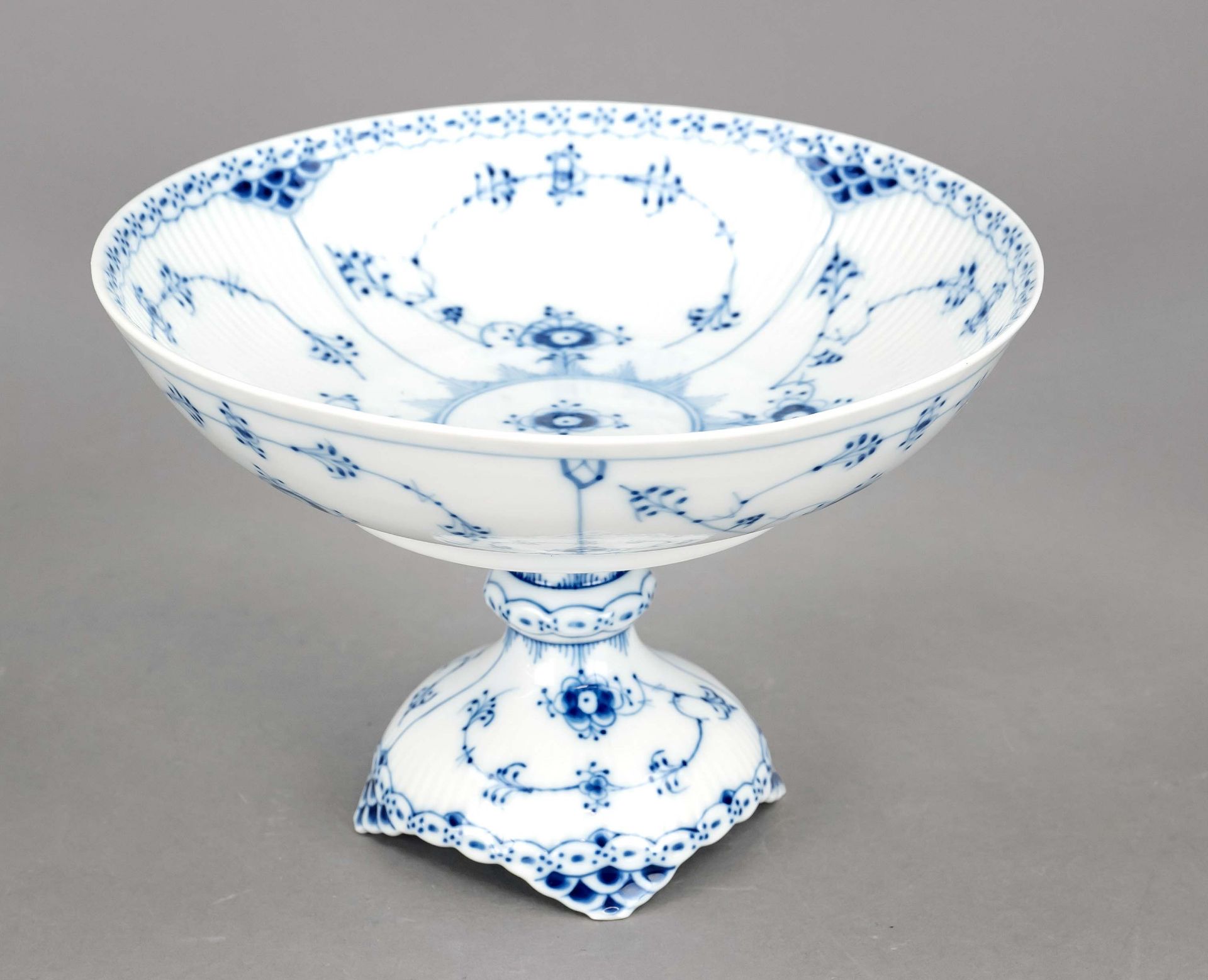 Round top bowl, Royal Copenhagen, Denmark, mark 1980-84, 1st choice, décor Musselmalet half-tip in